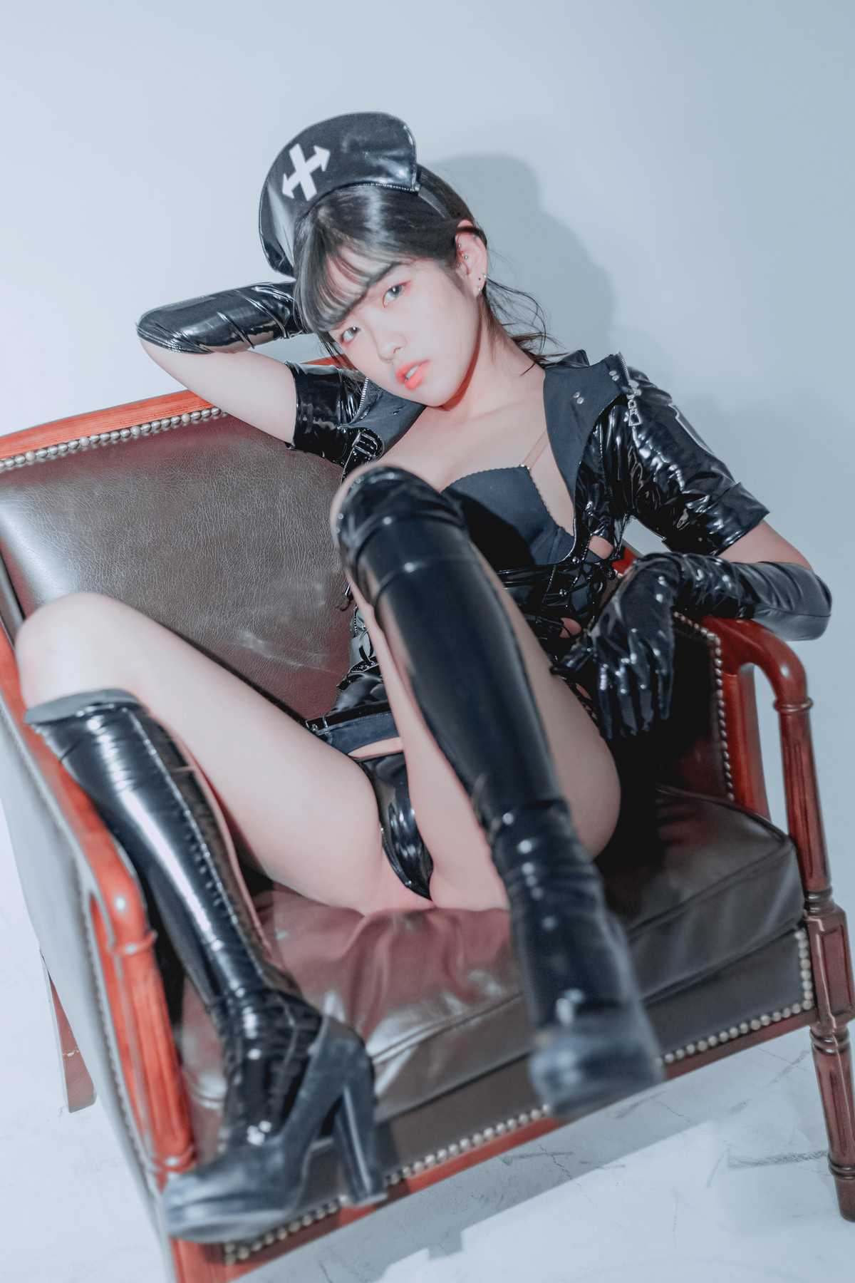 56593