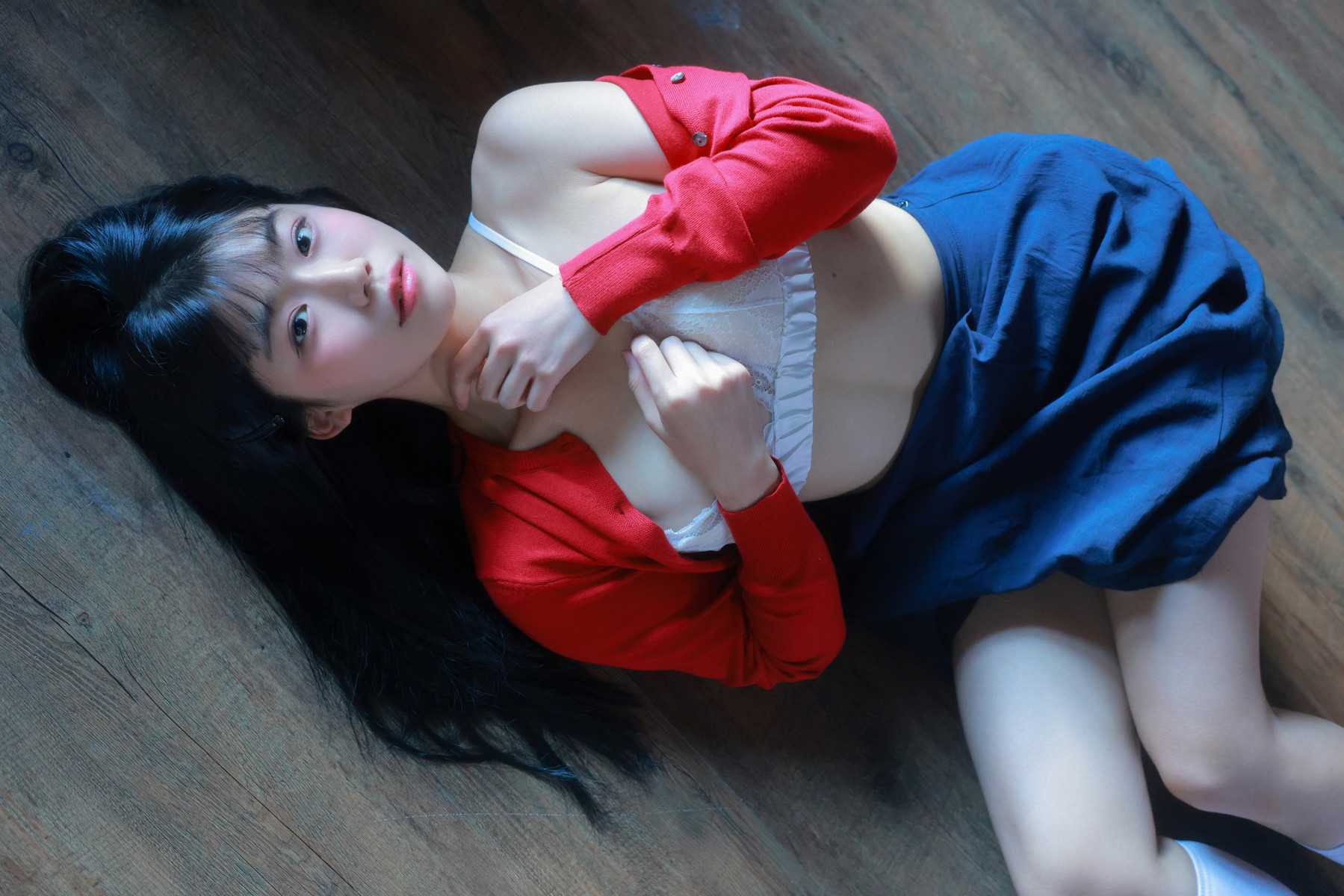 54886