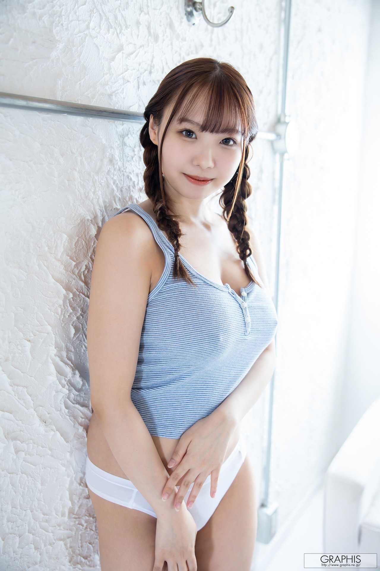 923