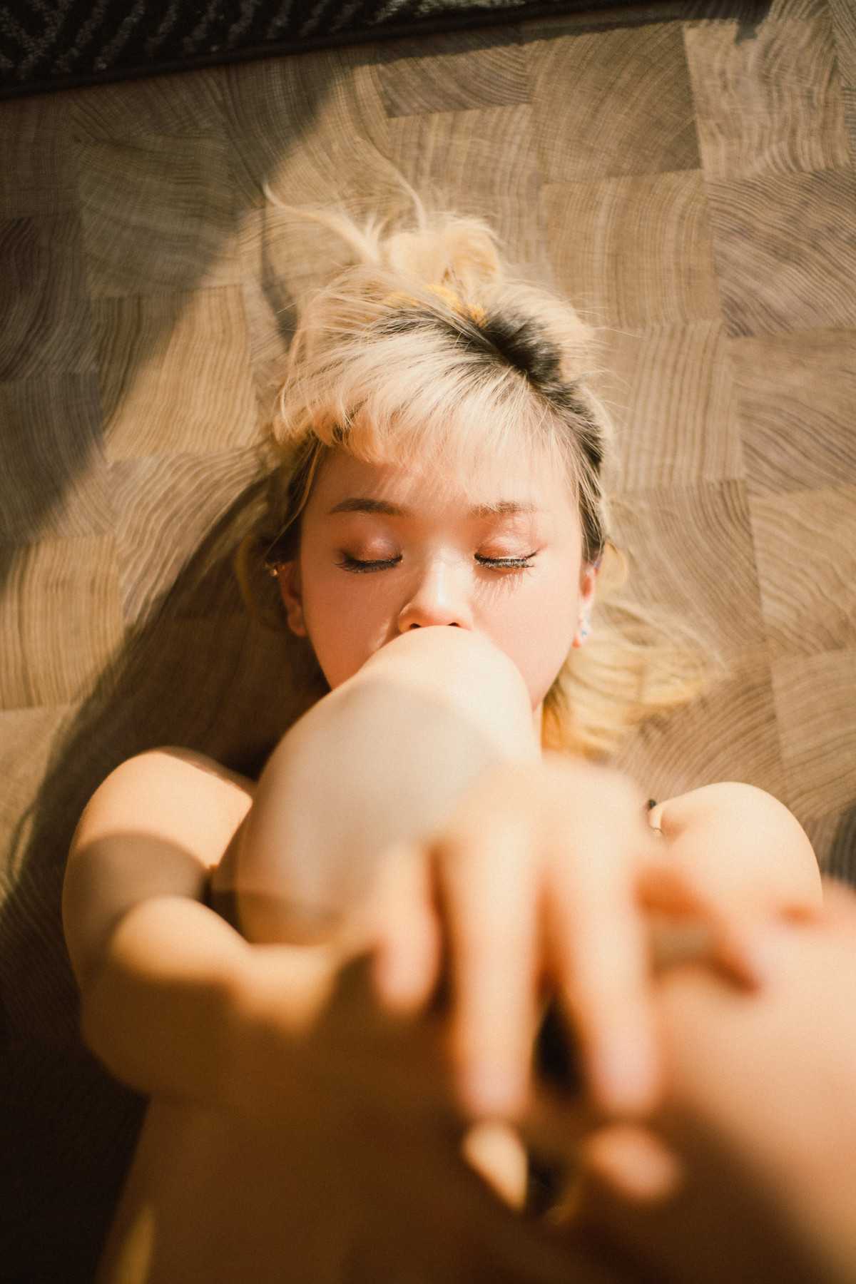 57196