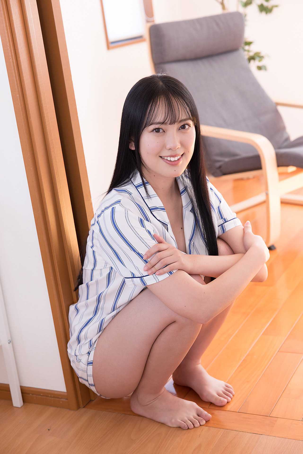 27082