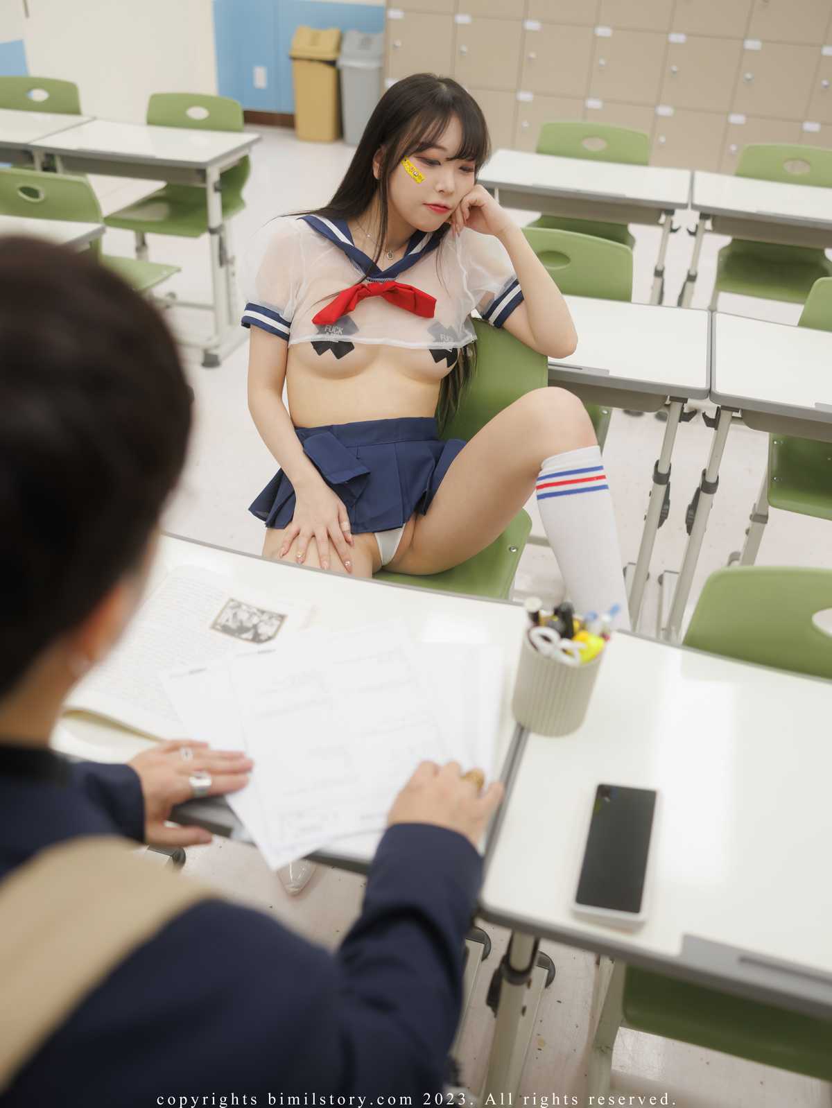 56513